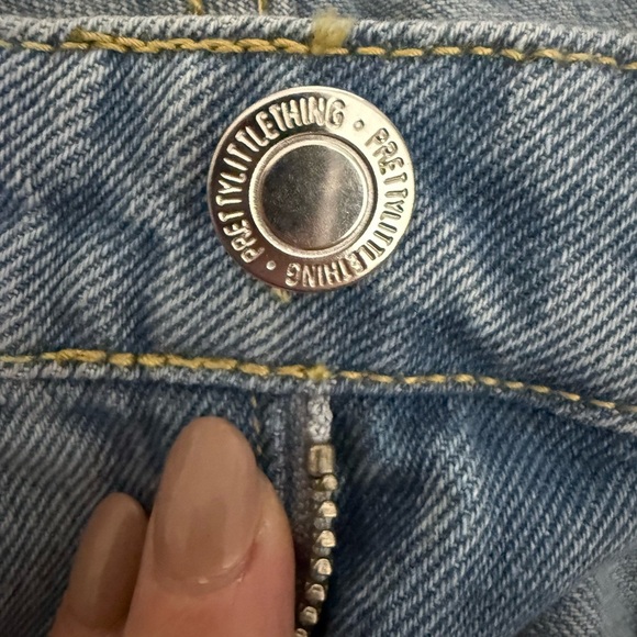 PrettyLittleThing Denim Flare Jeans - Picture 3 of 6